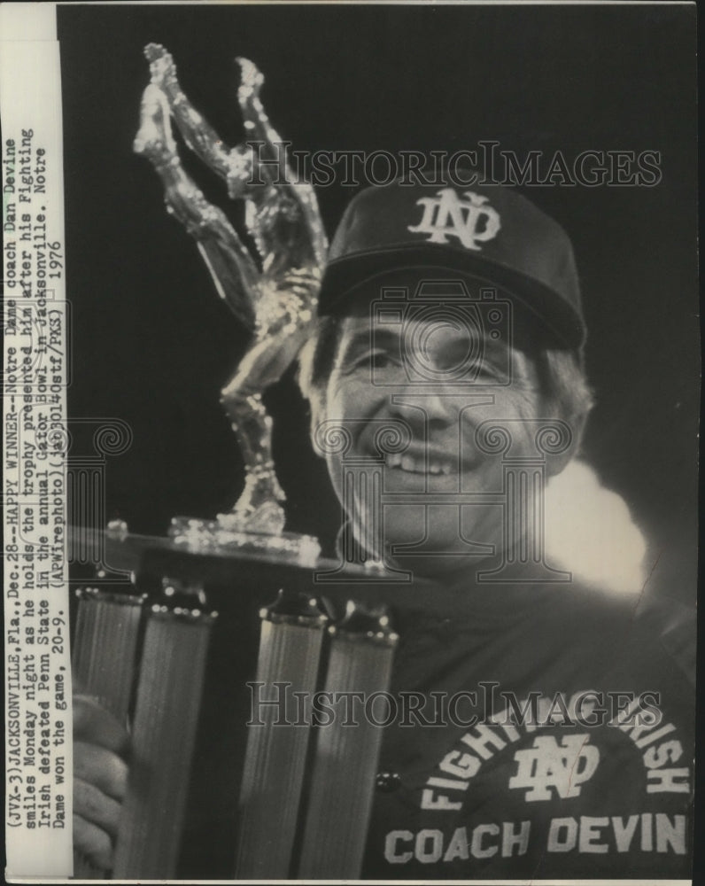 1980 Notre Dame coach Dan Devine smiles Monday night with trophy - Historic Images