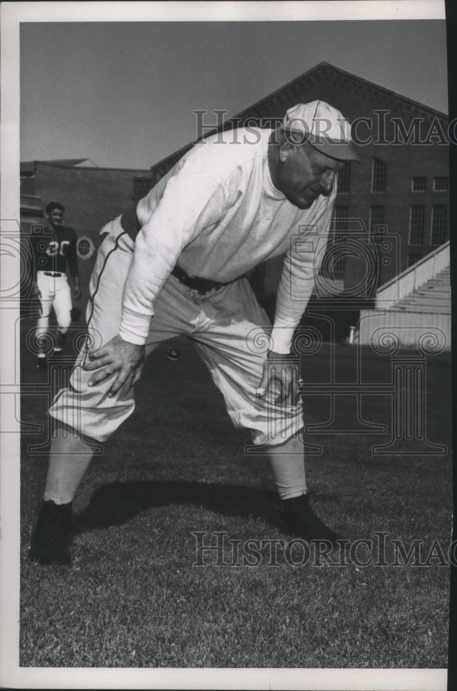 Press Photo Football Buck Bailey prepares for practice - sps01672 - Historic Images