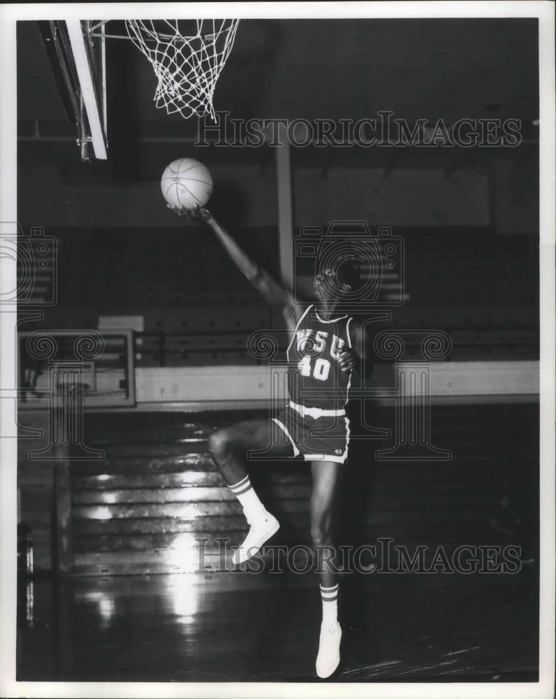 1973 Press Photo Basketball star Bill Flowers shows off the hook shot-Historic Images