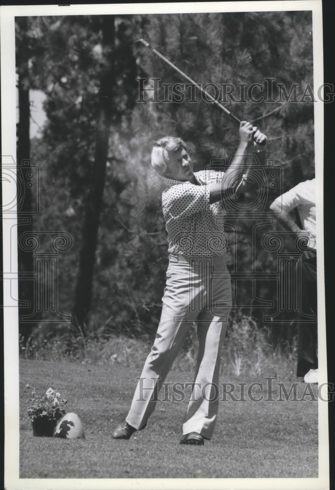 1979 Press Photo Golfer Gary Floan shows off his skills on the course- Historic Images