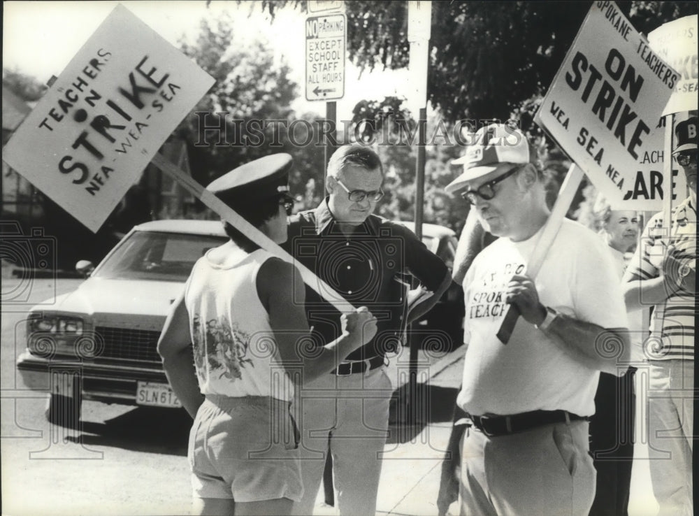 1979 Press Photo Art Bauer-Football Coach With Teachers on Strike - sps01928-Historic Images