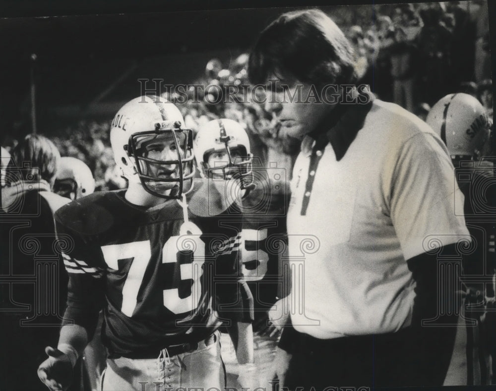 1979 Press Photo Chuck Bailey-Football Defense Coach Speaks With Player- Historic Images