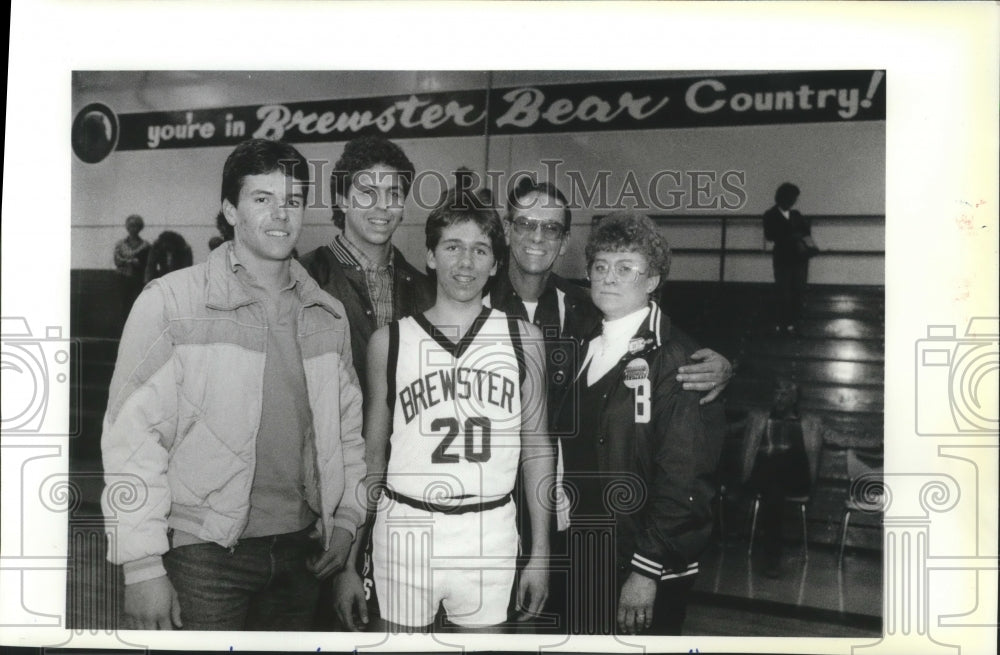 1986 Press Photo Brewster basketball player, Roger Boesel and his family - Historic Images