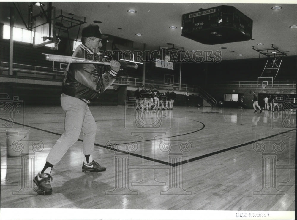 1993 Press Photo NIC baseball coach Jack Bloxom hits balls inside the school gym-Historic Images