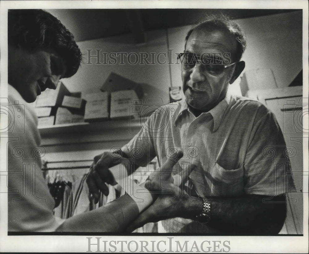 1979 Press Photo Carl Cirullo-Hockey Player Receiving Wraps on Wrist - sps02035 - Historic Images