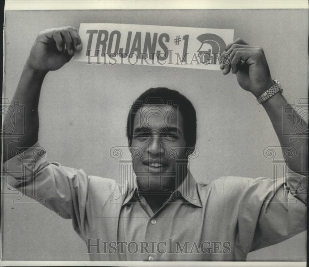 Press Photo Anthony Davis-Football Player Holds Up &quot;Trojans #1&quot; Sign- Historic Images