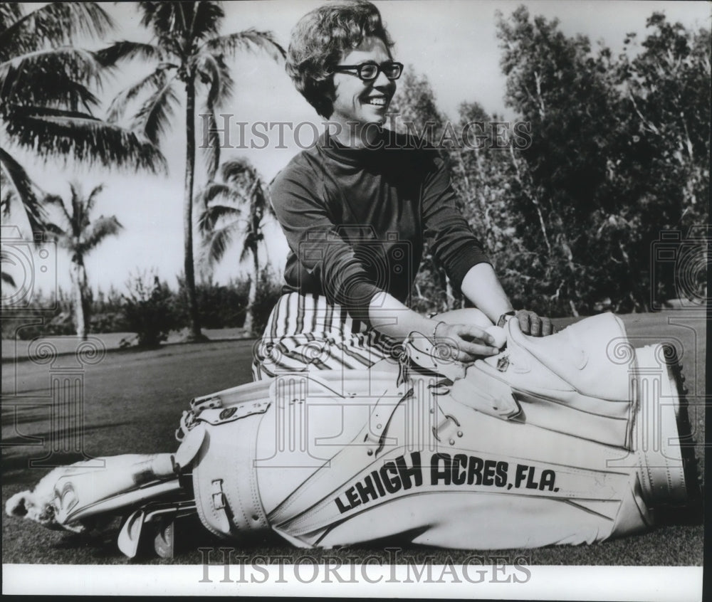 1971 Press Photo Linda Craft-Golfer Beams Smile While Getting Ball Out of Bag-Historic Images