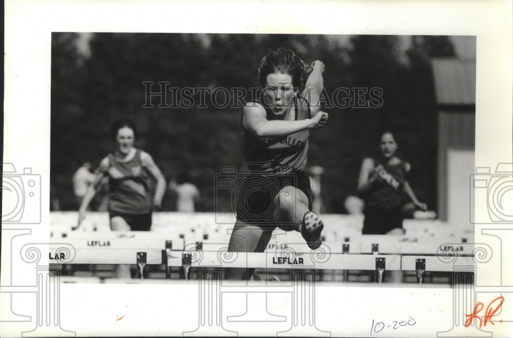 1982 Press Photo Laura Brierley Passionately Clears a Hurdle at Track Meet - Historic Images