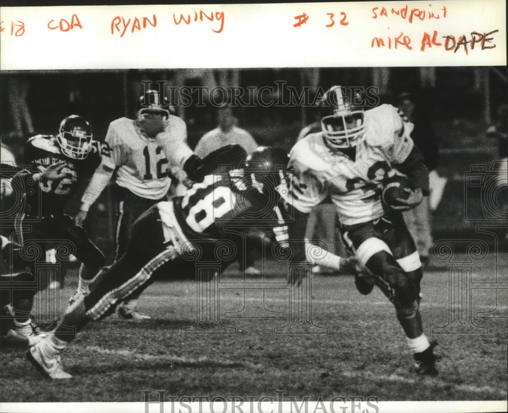 1990 Press Photo Sandpoint football player, Mike Aldape, #32, during game- Historic Images