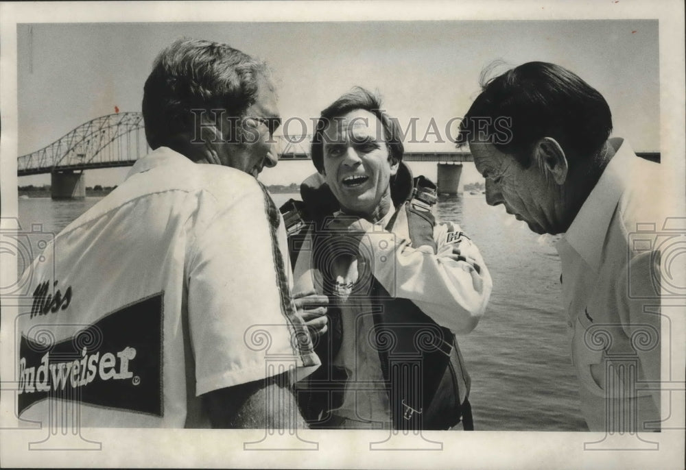 1980 Press Photo Boat racer, Dean Chenoweth with Bud owner, Bernie Little &amp; crew-Historic Images