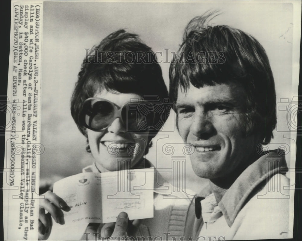 1976 Press Photo Golf champ, Brian &#39;Buddy&#39; Allin and wife Carolyn,display check-Historic Images