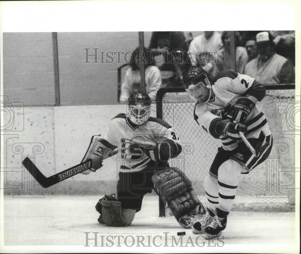 1989 Press Photo Milan Dragicevic Backs Up Chiefs Goalie During Hockey Game-Historic Images