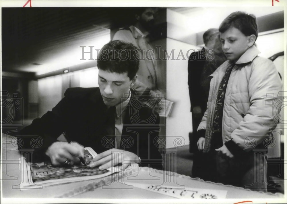 1990 Press Photo John Friesz-Idaho Vandals Quarterback Sings Autograph for Child - Historic Images
