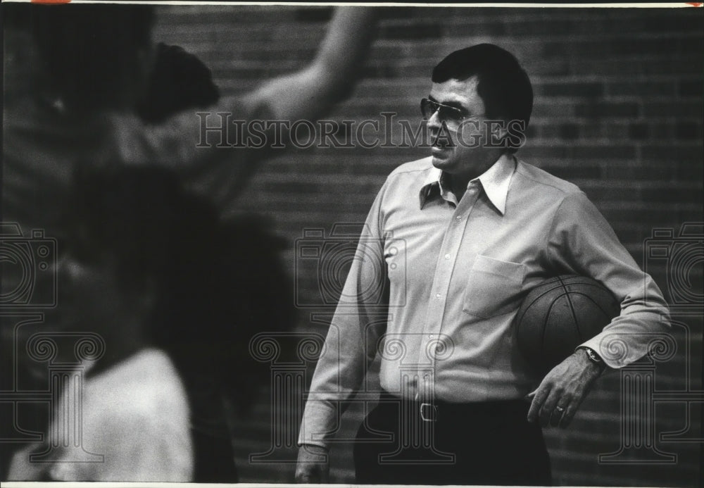 1986 Press Photo Dave Fealko-Coeur d&#39;Alene High Girls&#39; Basketball Coach-Historic Images