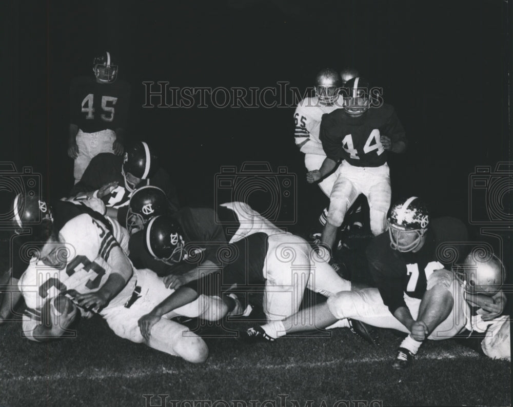 1968 Press Photo Tim Vawter loses helmet at Great Spokane League football game- Historic Images