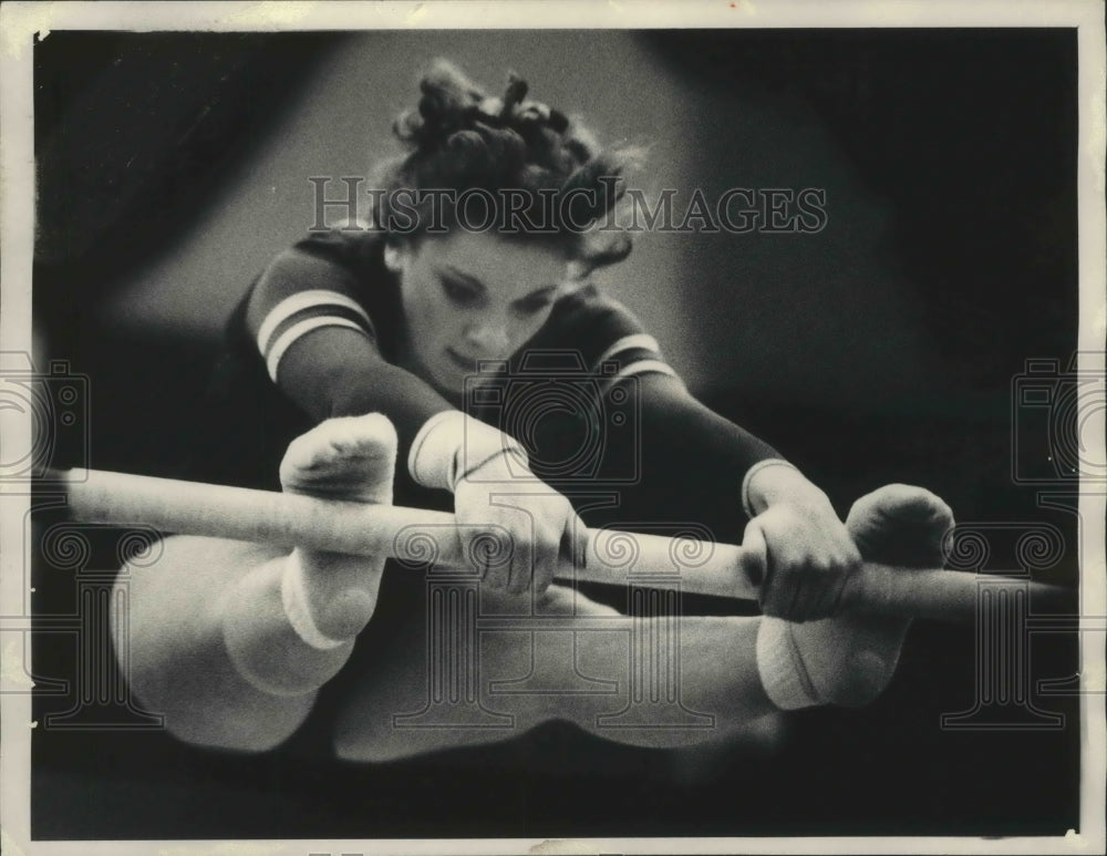 1981 Press Photo Ferris gymnast, Karen Erickson, on uneven bars top bar - Historic Images