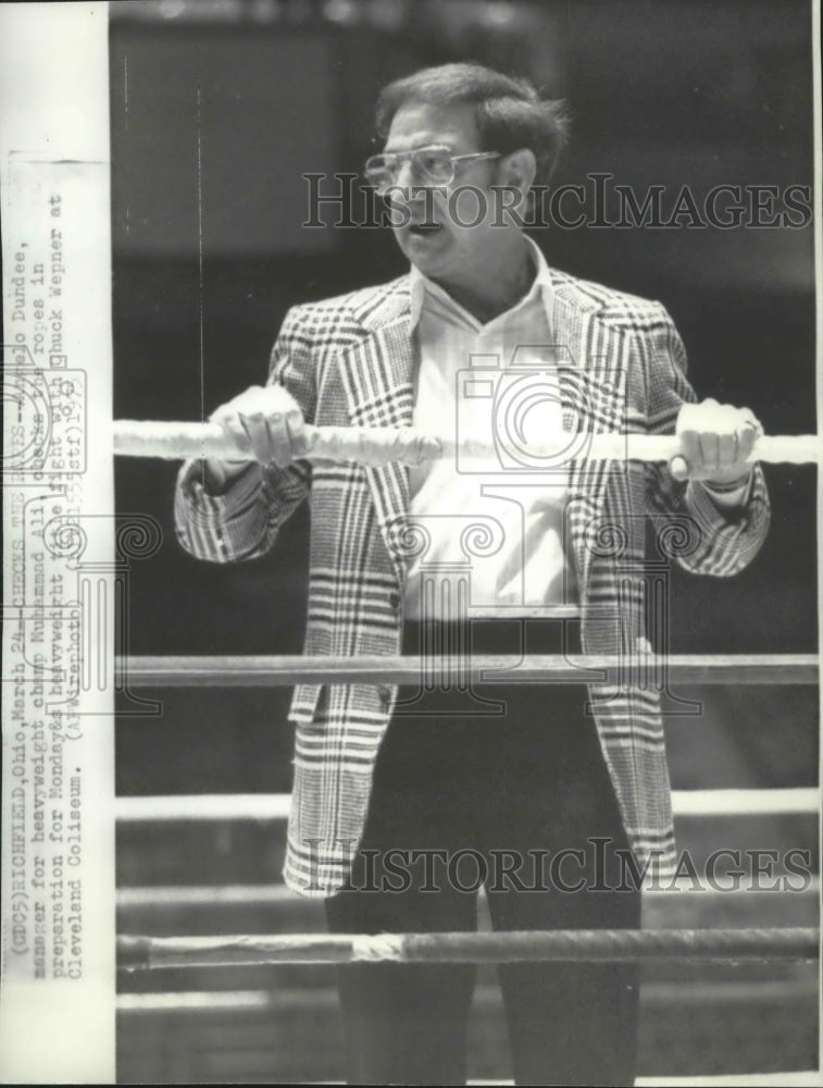 1975 Boxing champ Muhammad Ali&#39;s manager, Angelo Dundee,checks ropes - Historic Images