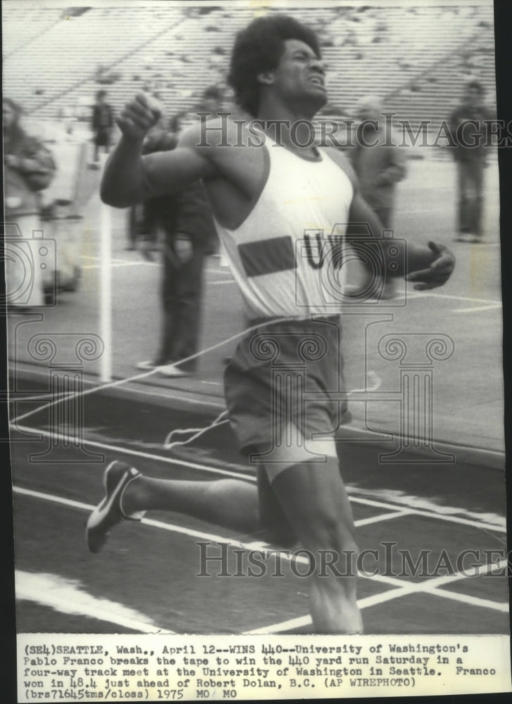 1975 Press Photo Pablo Franco-University of Washington Track Star Crosses Line - Historic Images