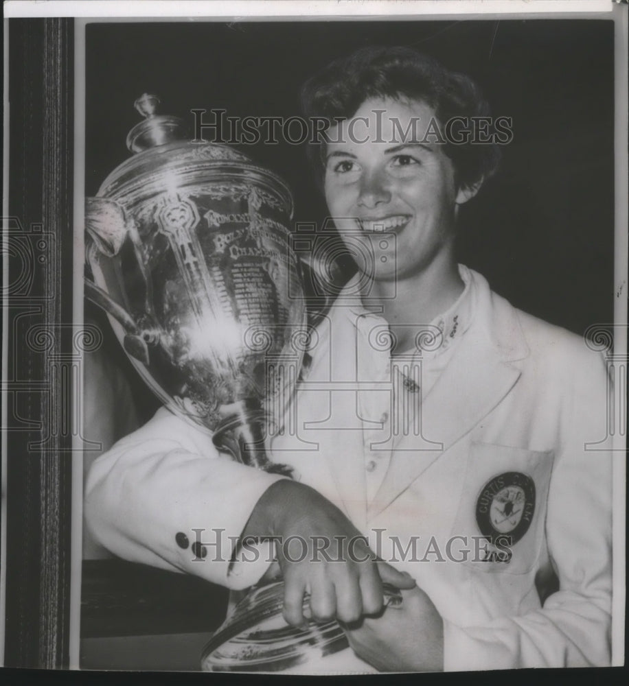 1960 Press Photo Golf champion, Judy Eller, holds trophy - Historic Images