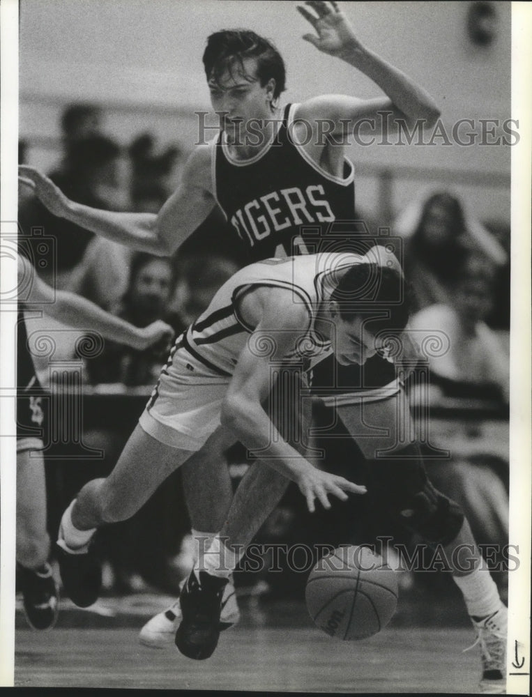 1990 Press Photo Opposing basketball players Jeff Fisher and Garret Carlson - Historic Images