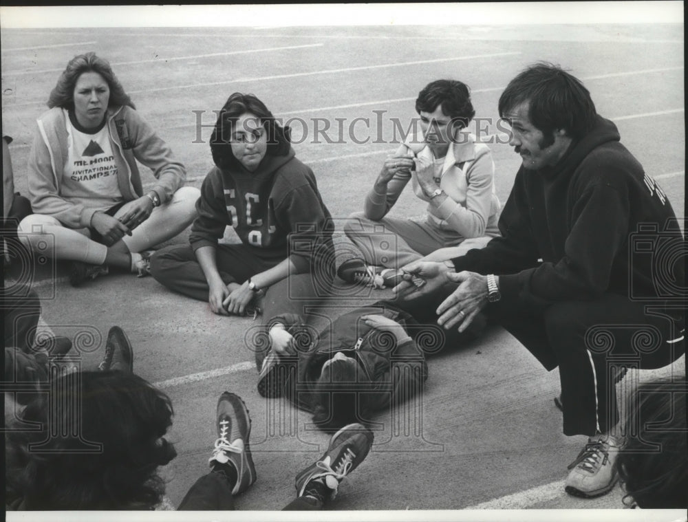 1977 Press Photo Track &amp; field coach, Dale Kennedy talks to SCC women&#39;s team - Historic Images