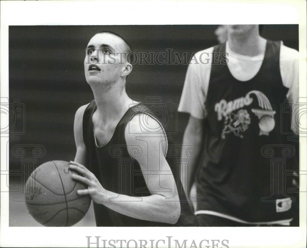 1994 Press Photo Keith Cook-Riverside Basketball Player Readies Shot at Practice-Historic Images