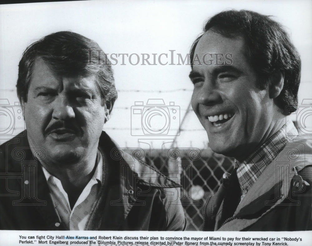 1981 Press Photo Co-stars ex-football player Alex Karras &amp; Robert Klein - Historic Images