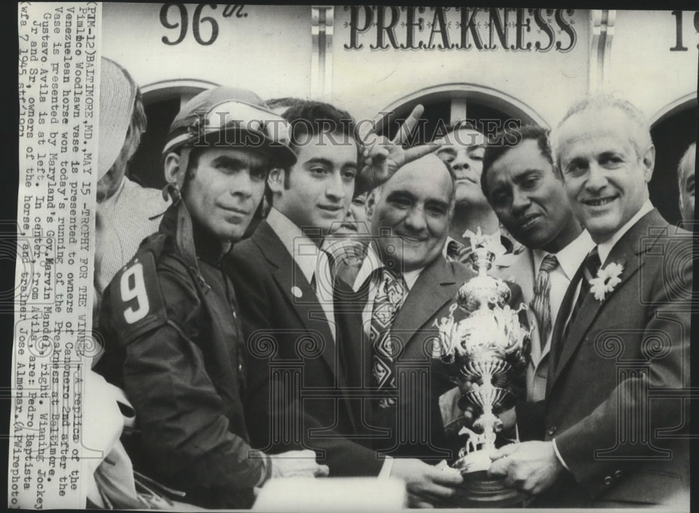 1971 Press Photo Horse racing&#39;s Pedro Baptista and company celebrate victory-Historic Images