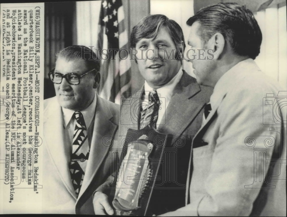 1976 Press Photo Redskins football&#39;s Billy Kilmer given the George Halas award- Historic Images