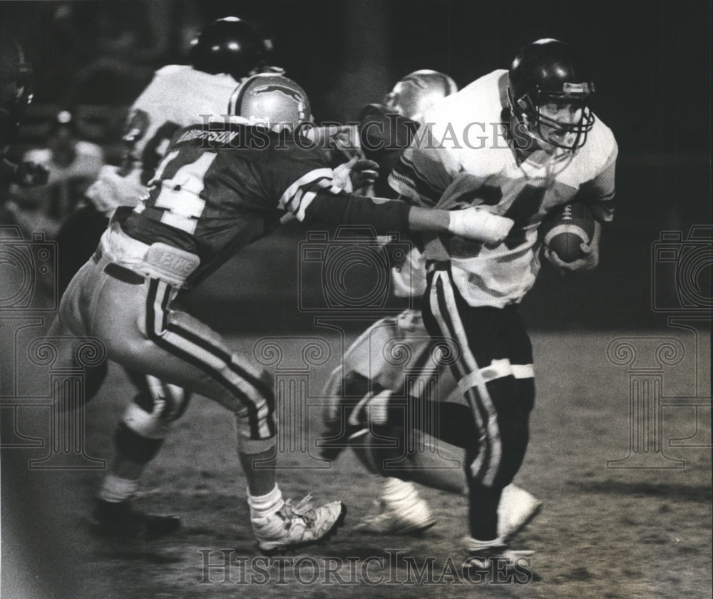 1990 Press Photo Eddie Hemenway-Cheney Fullback Running From Tight Defense-Historic Images