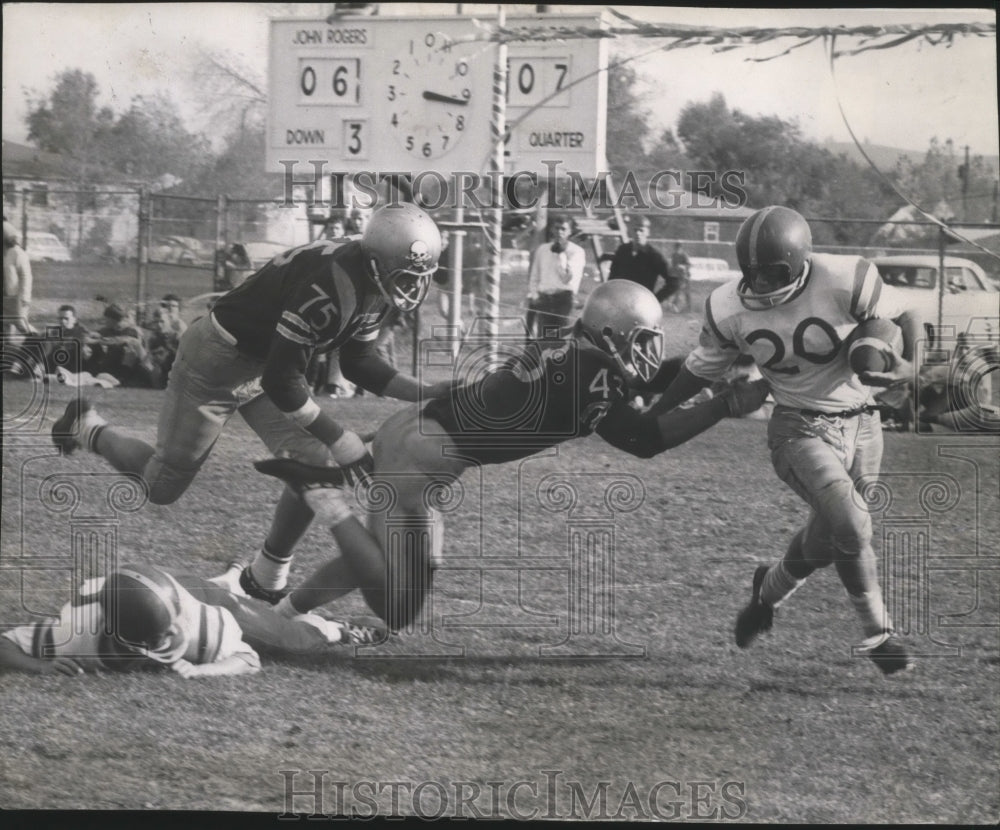 1965 Press Photo Ron Brusseau-Football Player Dodging Defense on the Run-Historic Images