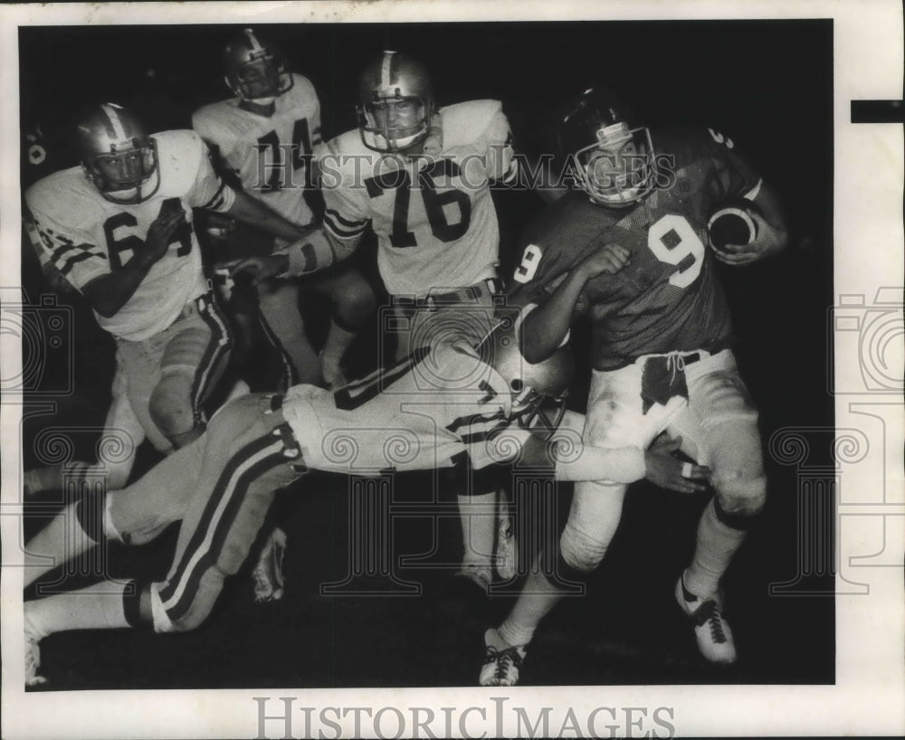 1979 Press Photo Randy Coal Lunges Forward to Make Tackle Of Football Holder - Historic Images