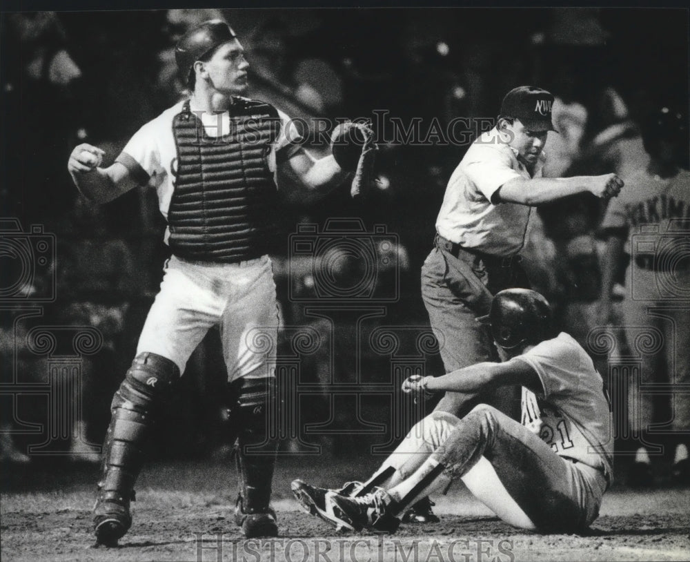 1990 Press Photo Spokane catcher Larry Hawks after he tags out Rafael Rijo- Historic Images