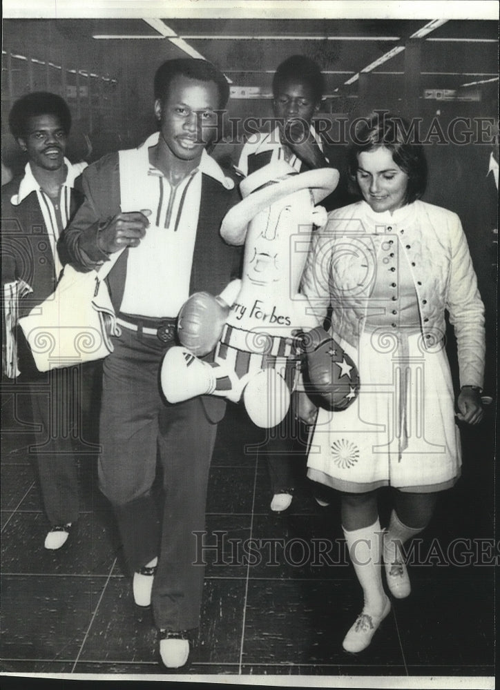 1972 Press Photo Reggie Jones-Boxer Walking With Others and A Cartoon Baloon - Historic Images