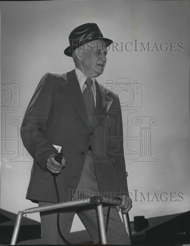 1976 Press Photo Gloyd &quot;Red&quot; Young, Playfair track announcer - sps03656 - Historic Images