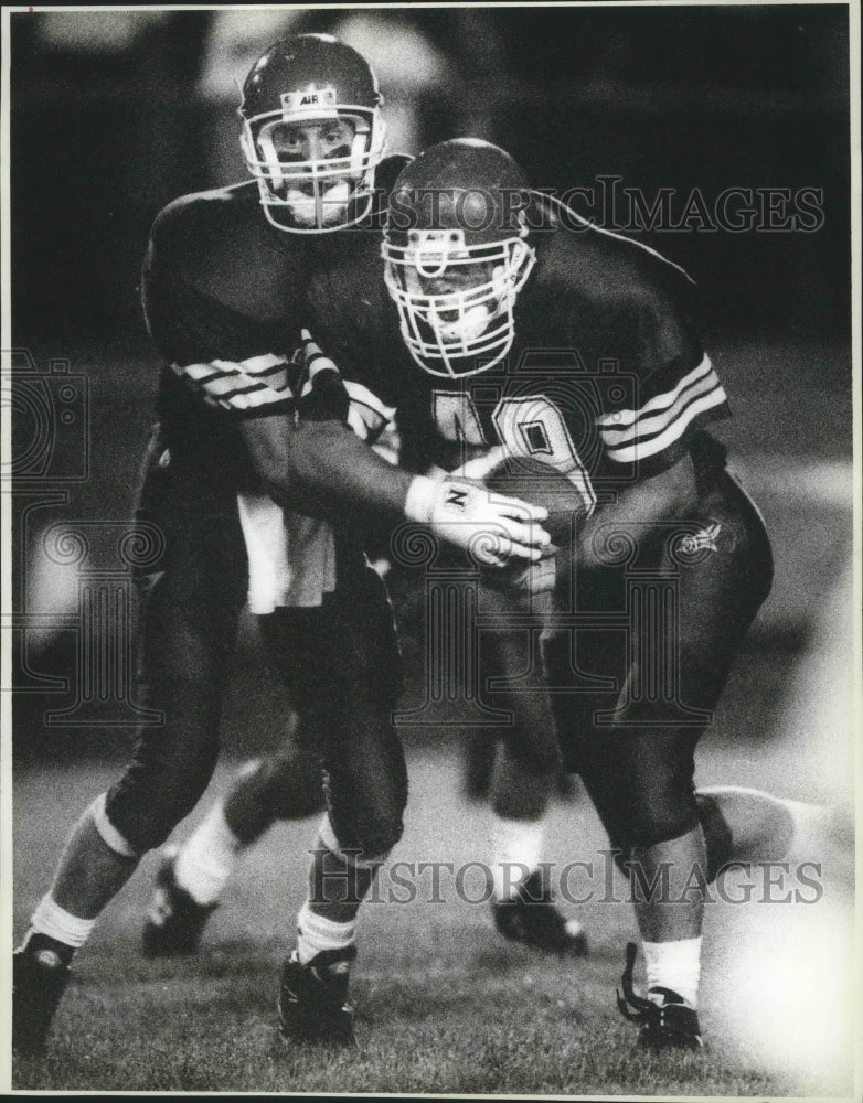 1993 Press Photo Football Caleb Zimmerman taking handoff from QB Brett Coppess-Historic Images