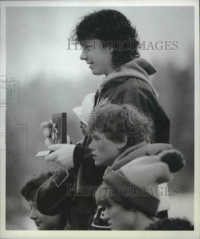 1992 Press Photo Tricia Hepton-Cross Country Track Athlete With Award - sps04016-Historic Images