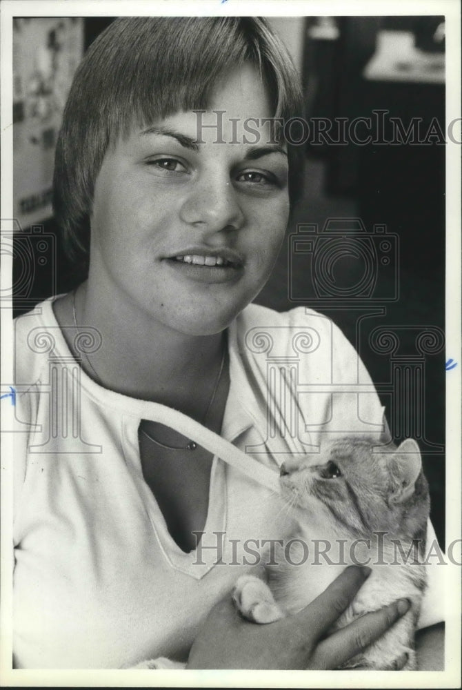 1981 Press Photo Basketball player, Paige harder, cradles a cat - sps04094- Historic Images