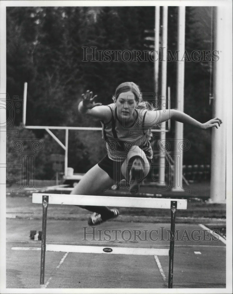 1975 Press Photo Track and field hurdler, Marsha Kinney - sps04178 - Historic Images