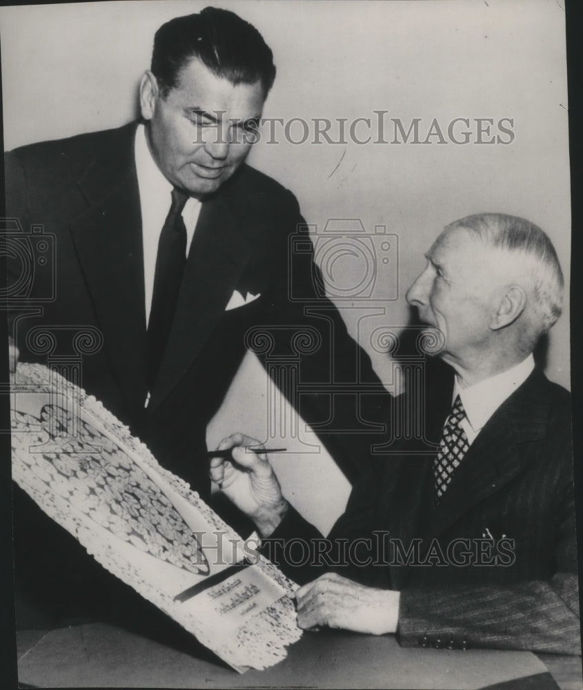 1947 Press Photo Jack Dempsey-World Famous Boxing Champion With Other - Historic Images