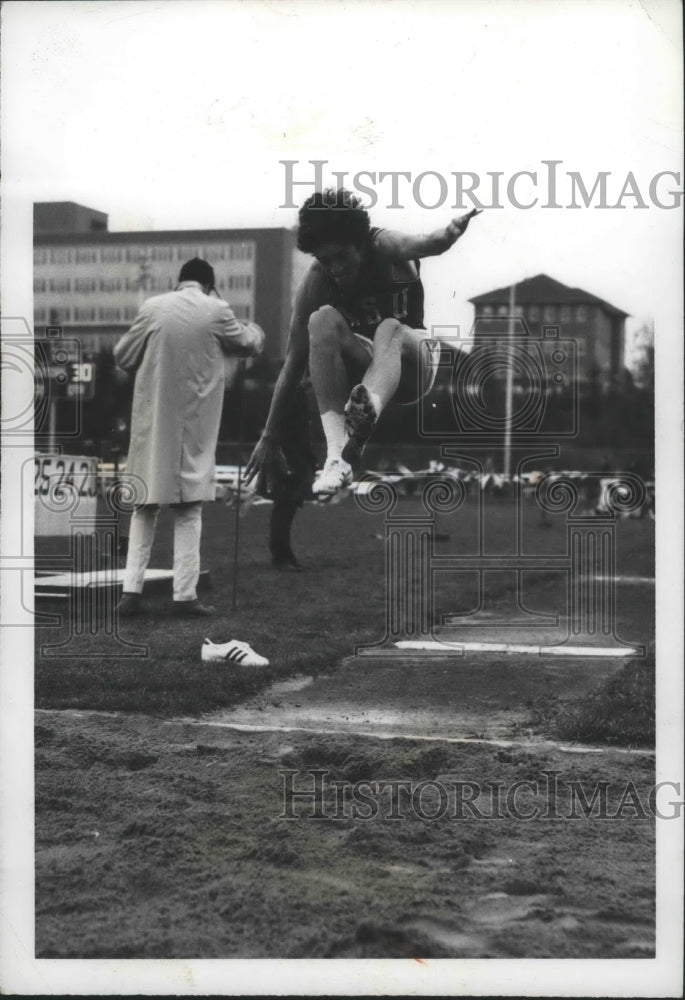 1974 Press Photo WSU Track Long Jumper, John Delamere making a jump - sps04319- Historic Images