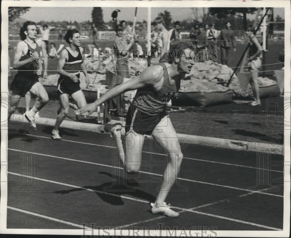 1972 Press Photo Mike Farnham-Track Athlete Lunges Forward to the Finish Line- Historic Images