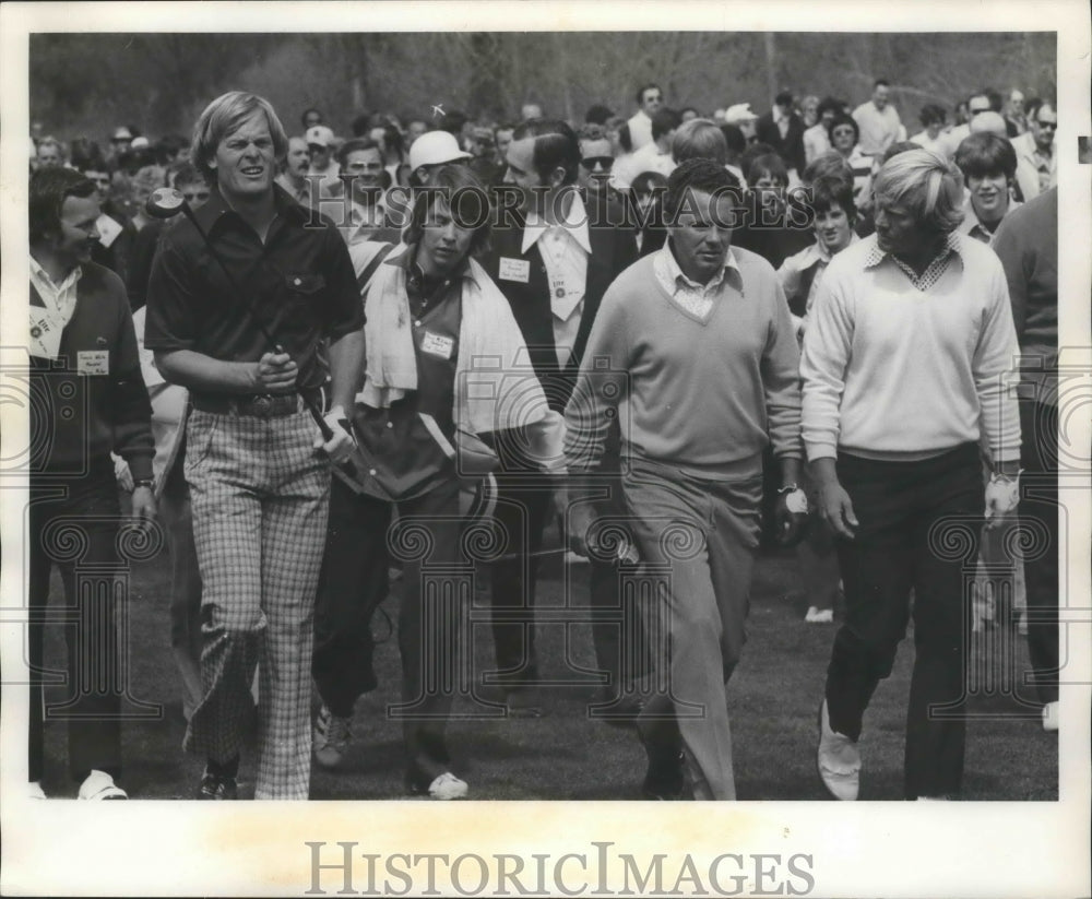 1975 Press Photo Rod Funseth-Golfer With Caddy and Other Golfers on the Course - Historic Images