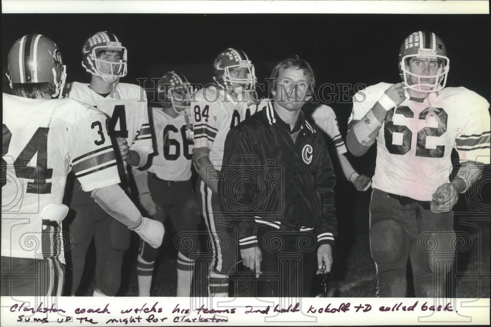 1981 Press Photo Norm Klug-Clarkston Football Head Coach With Players on Field- Historic Images