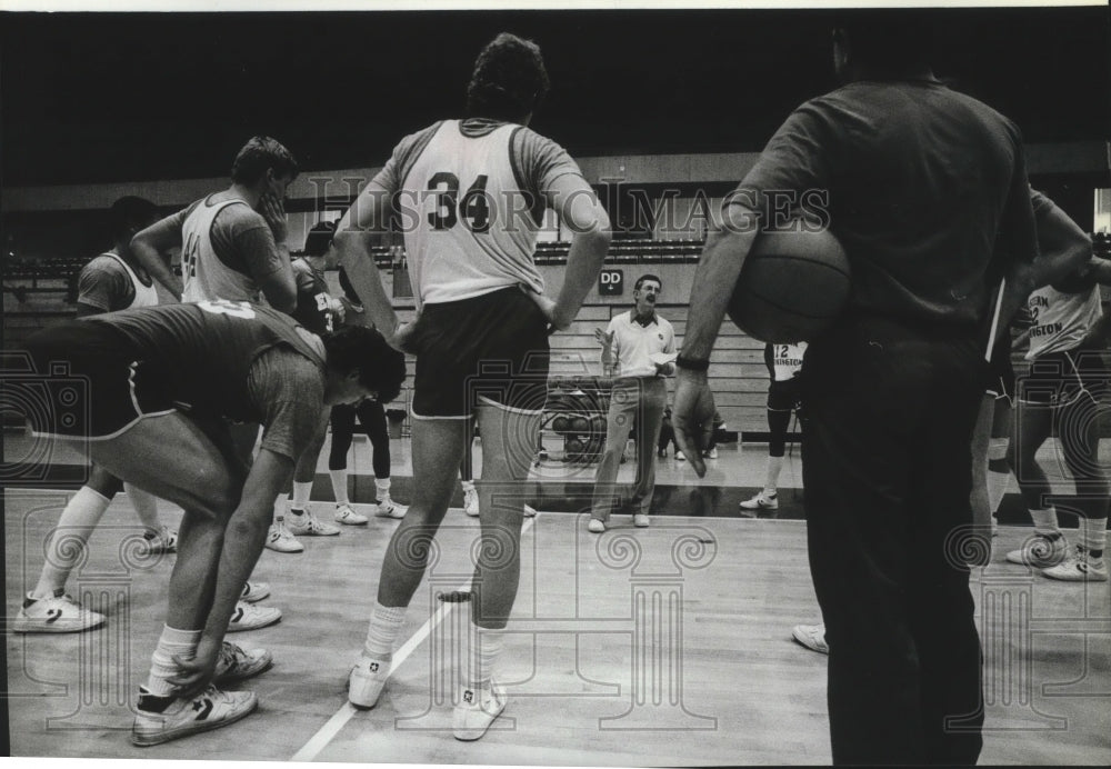 1985 Press Photo Jerry Krause-Basketball Coach on Court Consulting Team - Historic Images