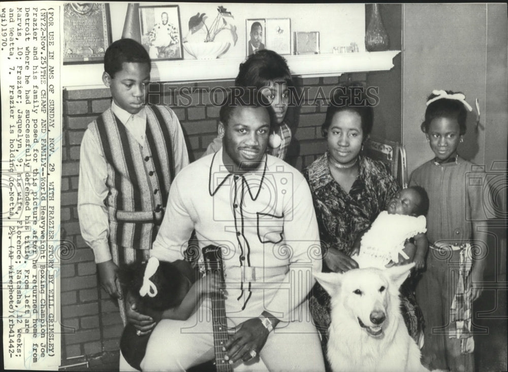 1970 Press Photo Joe Frazier-World Heavyweight Boxing Champion With Family - Historic Images