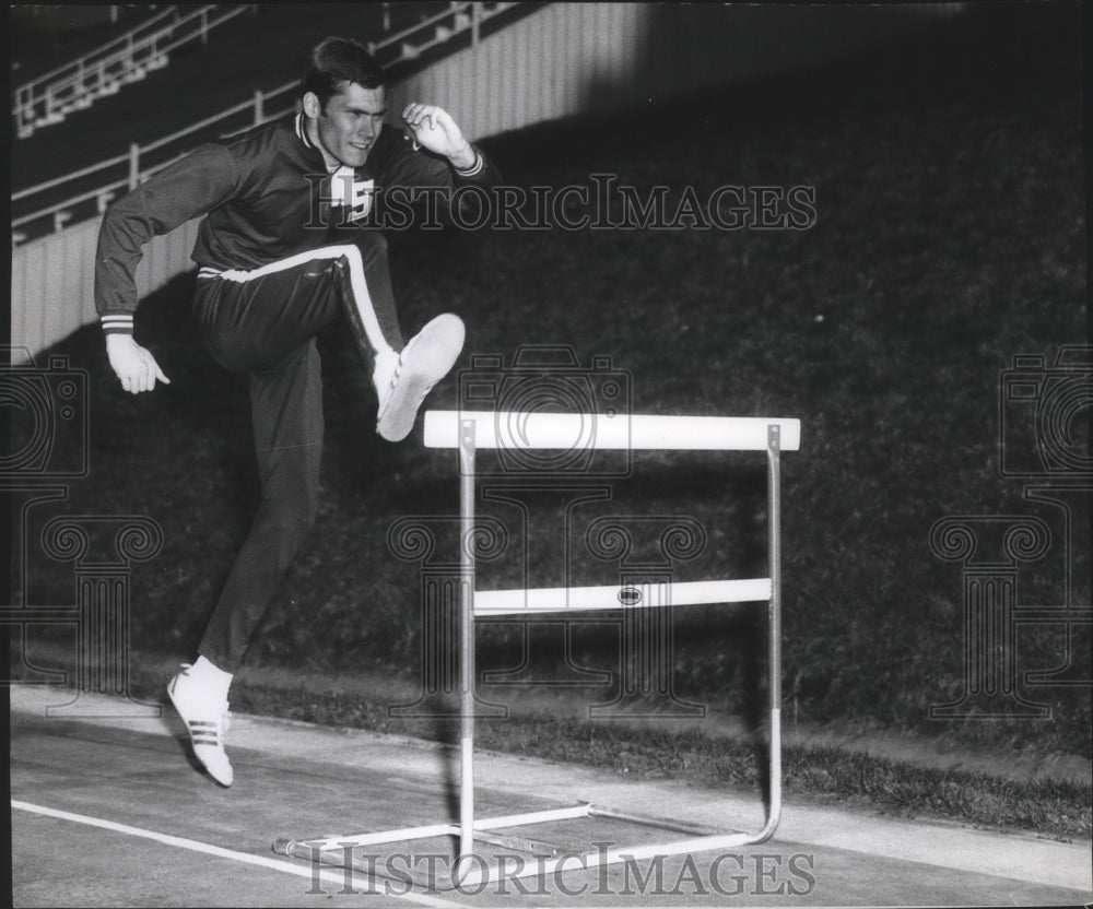 1969 Press Photo WSU track and field athlete, Boyd Gittins, leaps over hurdle - Historic Images