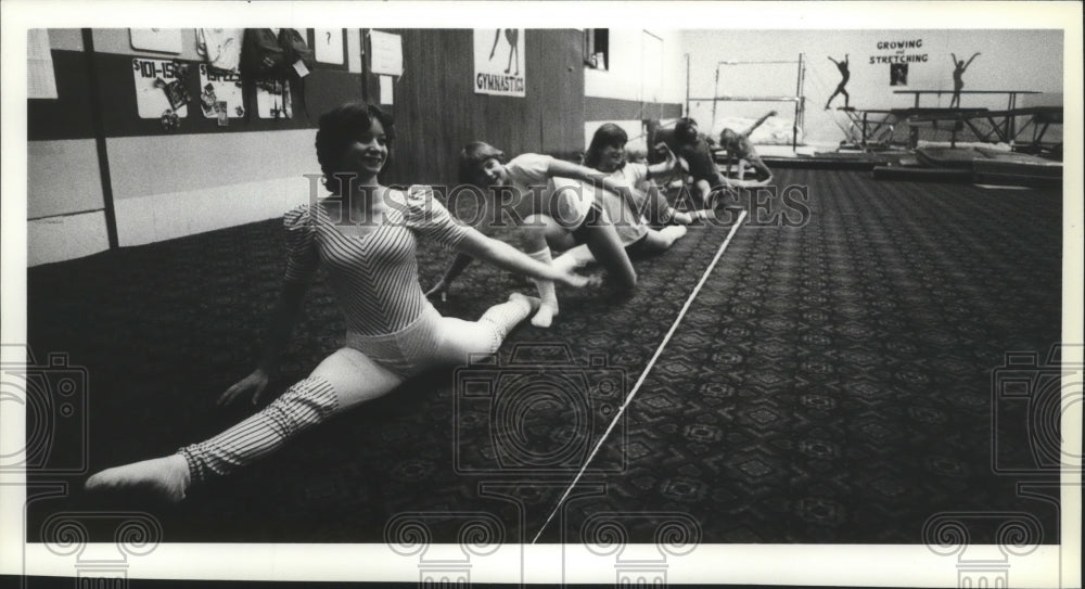 1983 Press Photo Gymnast Barb Elliott and company - sps04654 - Historic Images