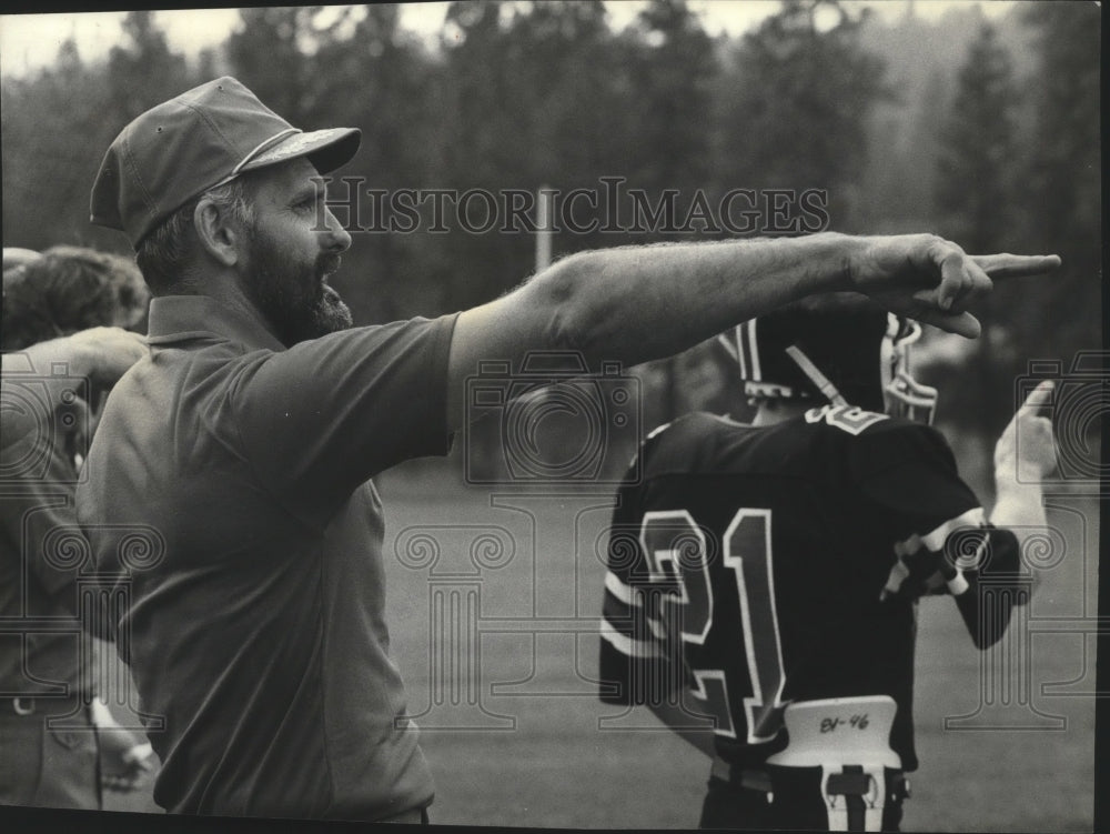 1981 Press Photo Bruce Grambo-Football Head Coach Points With Football Player-Historic Images