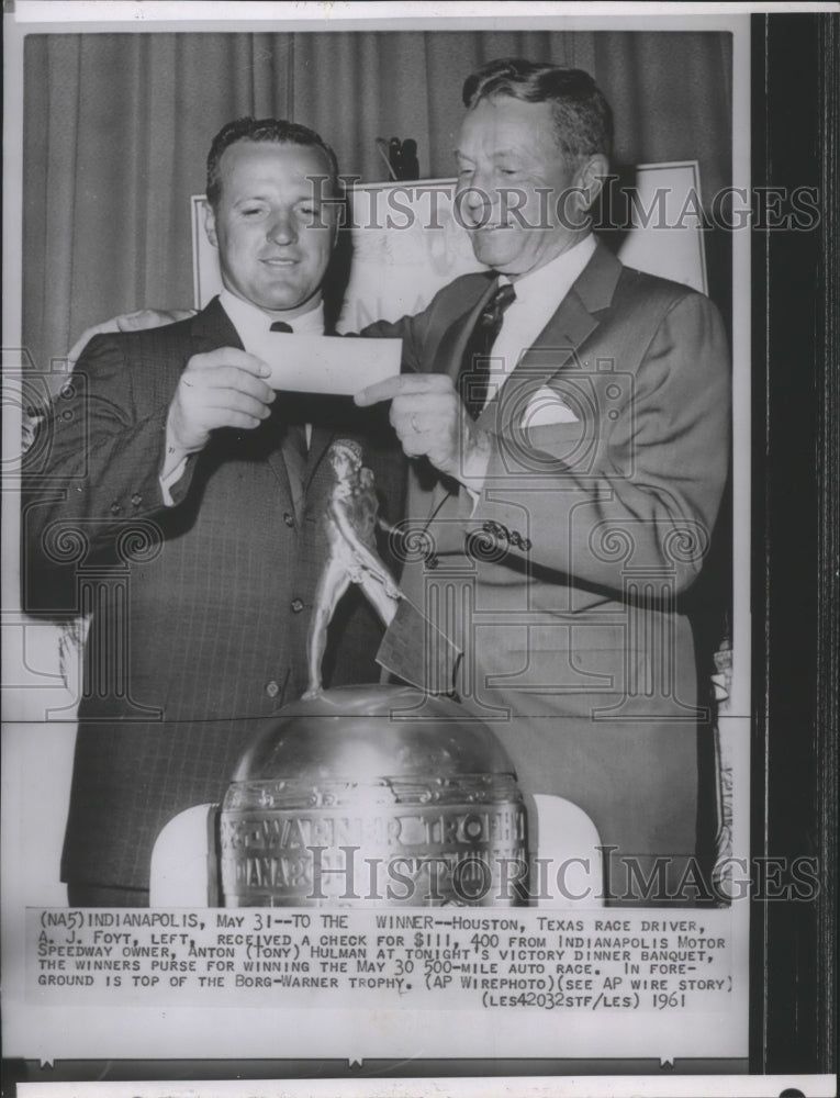 1961 Press Photo Auto racing champ, A.J. Foyt, receives check from Anton Hulman-Historic Images